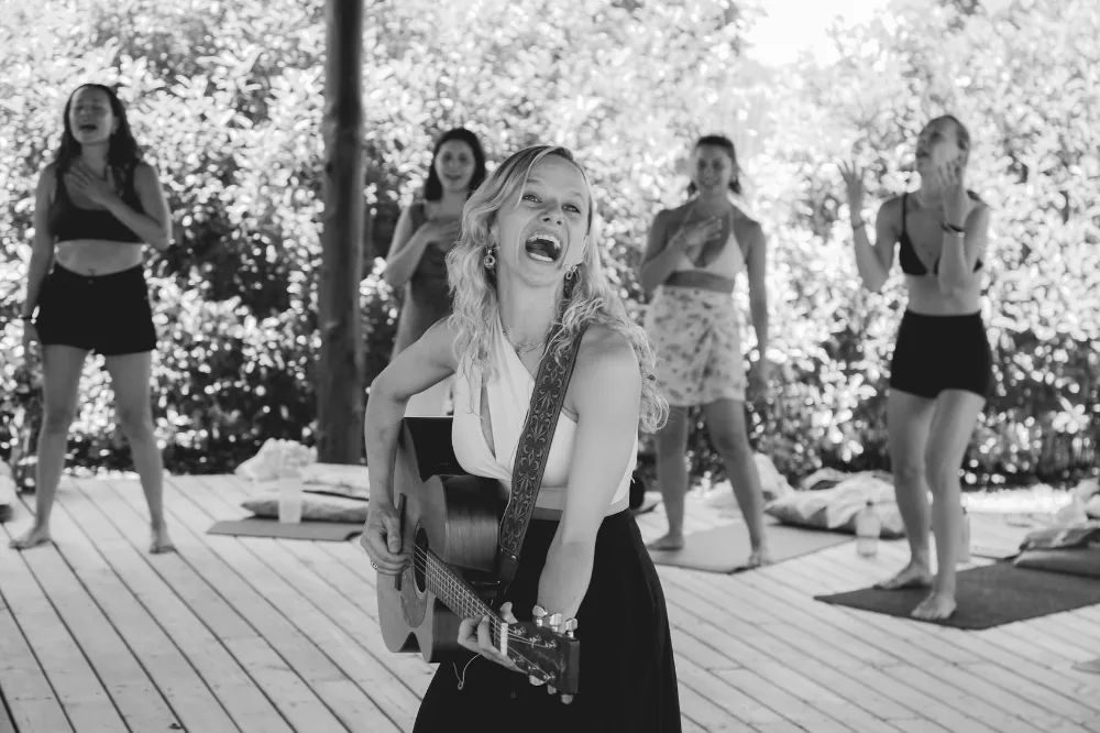 Clara Dell’Oro cantando con guitarra
