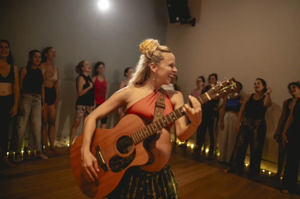 Clara Dell’Oro cantando