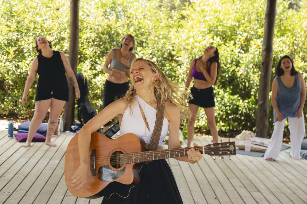 Clara cantando con guitarra en el Anti-Coro