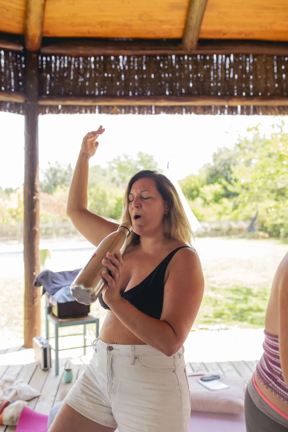 Mujeres del Anti-Coro cantando y riendo