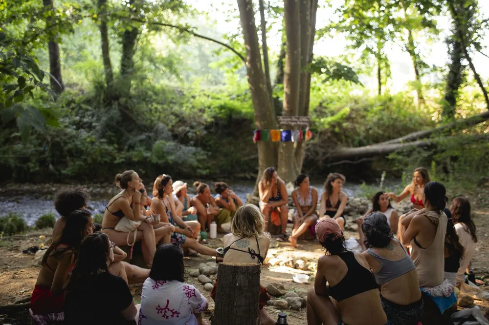 Círculo de mujeres en el río