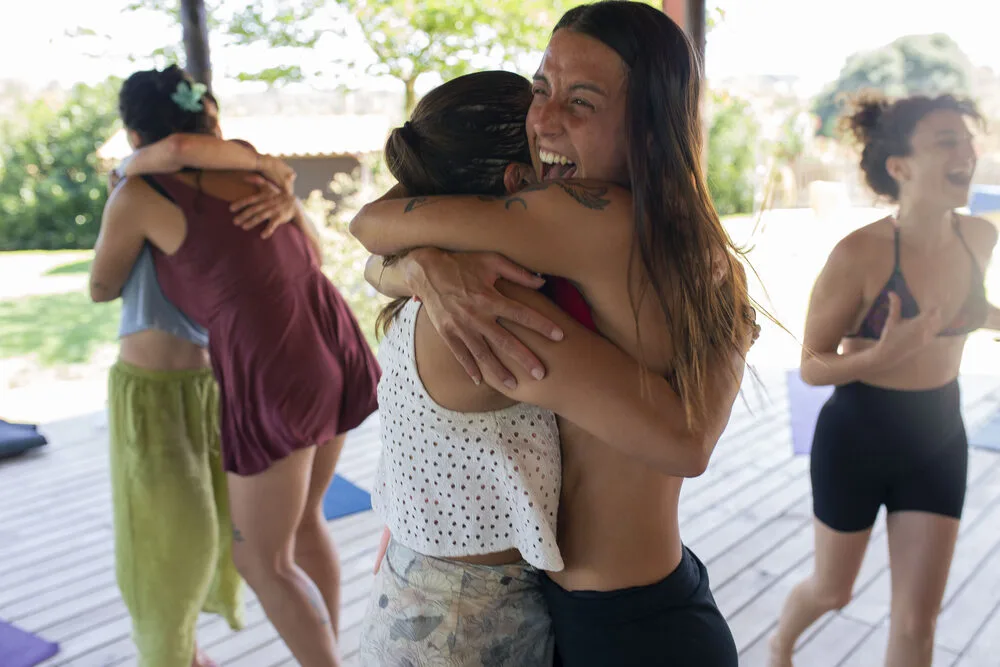 Abrazo entre mujeres